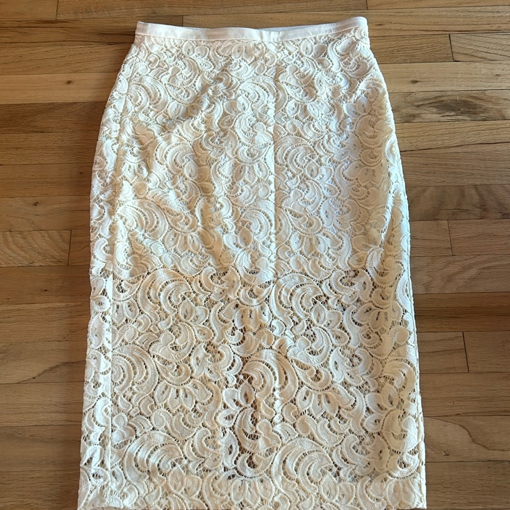 Ivory colored pencil skirt, beautifully patterned stitching, zipper.